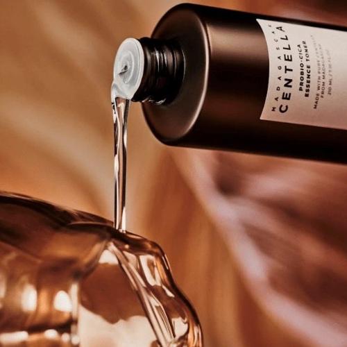 SKIN1004 – Madagascar Centella Probio-Cica Essence Toner – Zklidňující a posilující toner - 210 ml