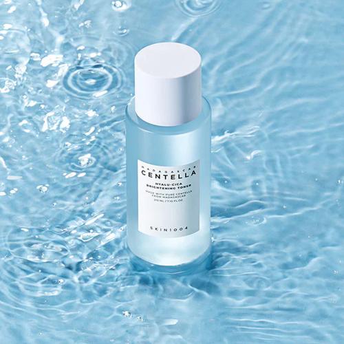 SKIN1004 – Madagascar Centella Hyalu-Cica Brightening Toner – Hydratační, rozjasňující a jemně exfoliační toner - 210 ml