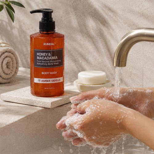 KUNDAL - Honey & Macadamia Pure Body Wash Amber Vanilla - Pečující sprchový gel - 500 ml