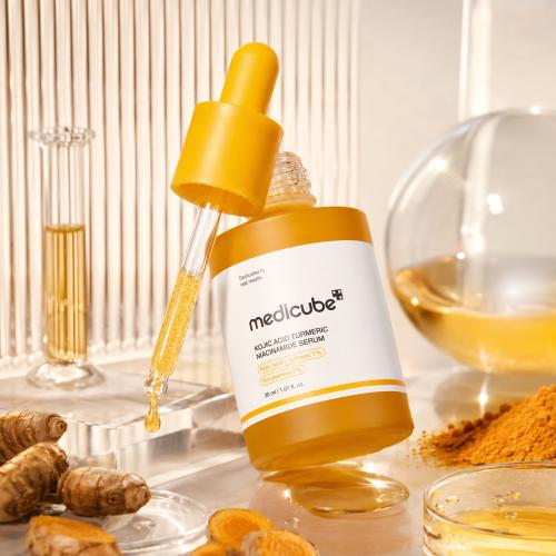 MEDICUBE - Kojic Acid Turmeric Niacinamide Serum - Rozjasňující sérum proti pigmentovým skvrnám - 30 ml