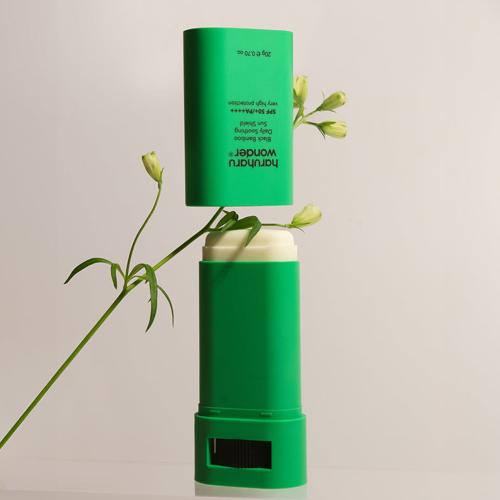 HARUHARU WONDER - Black Bamboo Daily Soothing Sun Shield SPF50+ PA++++ - Zklidňující SPF tyčinka s bambusem