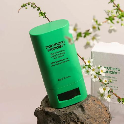 HARUHARU WONDER - Black Bamboo Daily Soothing Sun Shield SPF50+ PA++++ - Zklidňující SPF tyčinka s bambusem